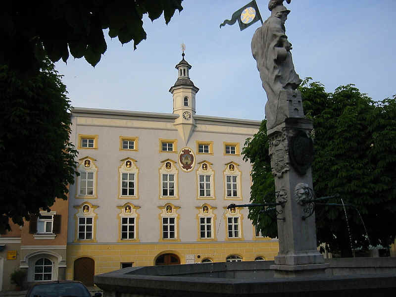Tittmoning Rathaus 2.jpg (391911 Byte)